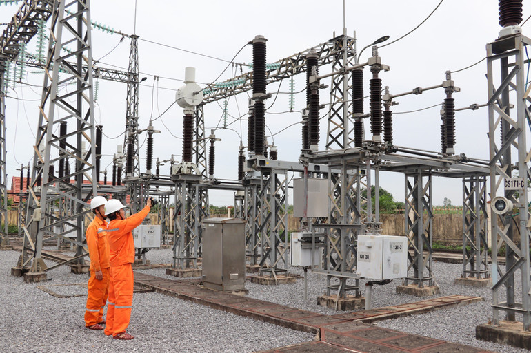 Công nhân Điện lực Quảng Bình kiểm tra trạm biến áp bằng thiết bị điện tử.