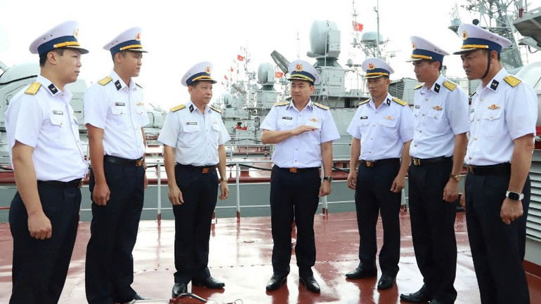 Kiểm tra kết quả xây dựng đơn vị vững mạnh toàn diện mẫu mực, tiêu biểu tại các tàu của Lữ đoàn 172.