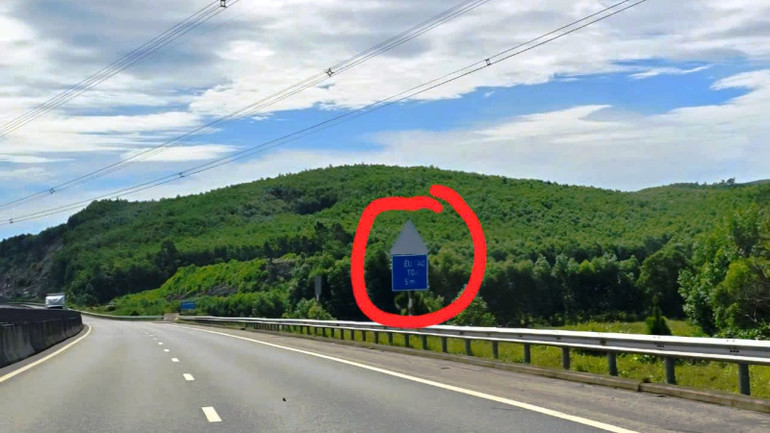 Biển báo nguy hiểm và khoảng cách chiều cao an toàn đến đường dây cao thể 500Kv.