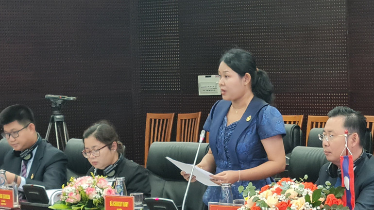 Bà Chhoeuy Davy, Vụ trưởng Học viện Kiểm toán quốc gia Campuchia trình bày tham luận về theo dõi thực hiện kiến nghị kiểm toán. Bà Chhoeuy Davy, Vụ trưởng Học viện Kiểm toán quốc gia Campuchia trình bày tham luận về theo dõi thực hiện kiến nghị kiểm toán.