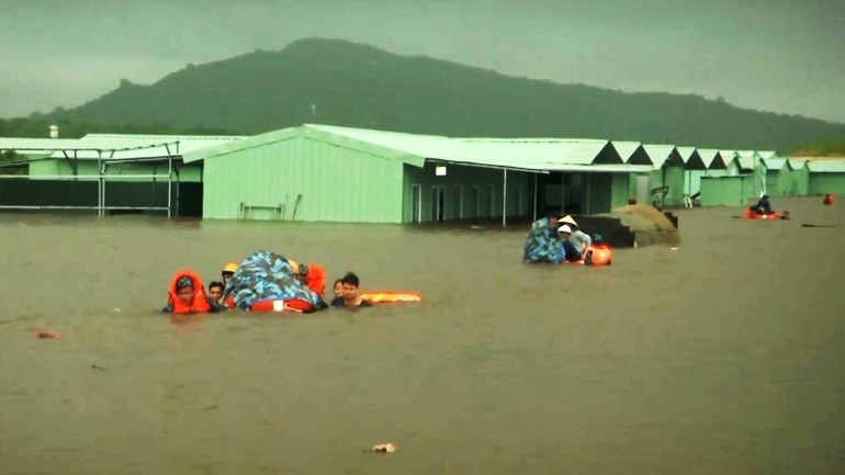 Cán bộ, chiến sĩ Bộ Tư lệnh Vùng 5 Hải quân sơ tán người dân và tài sản trong trận lũ lịch sử năm 2019 ở đảo Phú Quốc.