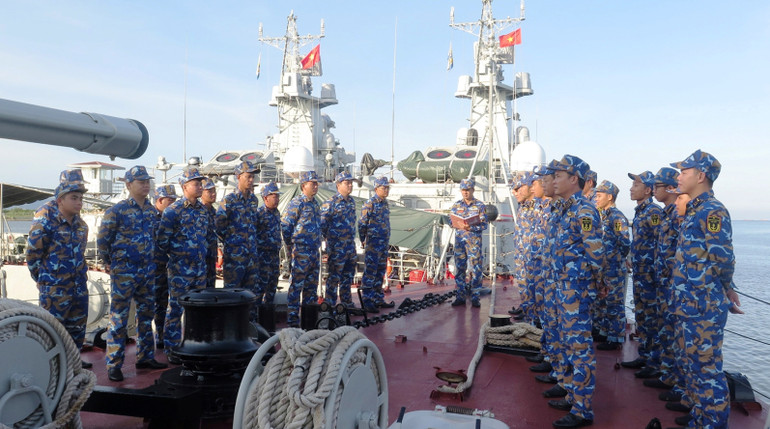 Thiếu tá Trần Mạnh Cường, Chính trị viên Tàu 383 động viên bộ đội trong huấn luyện các bảng bố trí chiến đấu.