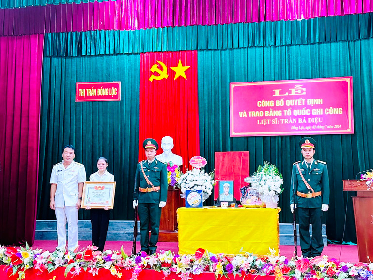 Đại diện Chỉ huy Lữ đoàn 146 trao Bằng Tổ quốc ghi công cho gia đình Liệt sĩ Trần Bá Diệu ở thị trấn Đồng Lộc, Hà Tĩnh.