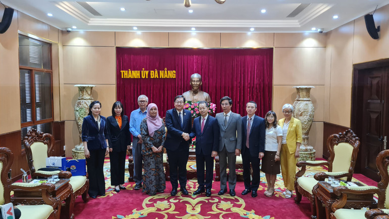 Tiếp tục thúc đẩy ngoại giao nhân dân, du lịch, đầu tư, giao thương giữa Đà Nẵng với các địa phương Malaysia trong thời gian tới. Tiếp tục thúc đẩy ngoại giao nhân dân, du lịch, đầu tư, giao thương giữa Đà Nẵng với các địa phương Malaysia trong thời gian tới.