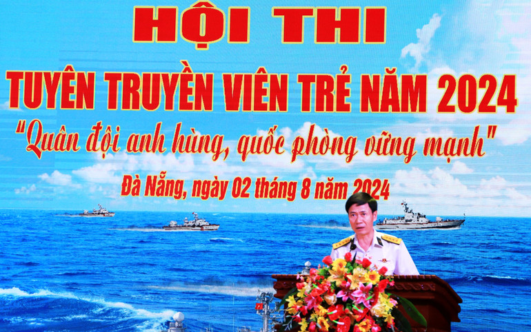 Đại tá Phạm Đình Thành, Phó Chính ủy Vùng 3 Hải quân phát biểu tại Hội thi.