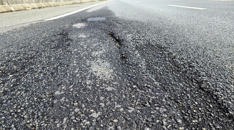 Mặt đường cao tốc bị bong, tróc cả mảng lớn rộng hơn 10m2.