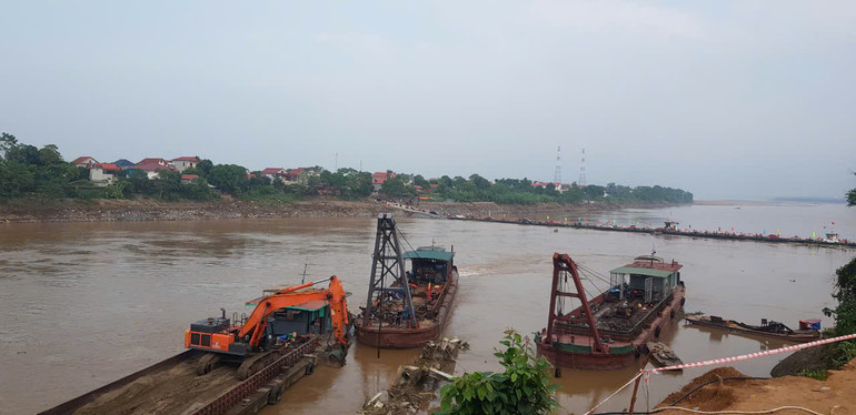 Hiện trường hạ lưu cầu Phong Châu chiều 30/9.