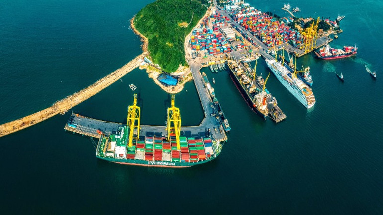 Cảng Đà Nẵng, đầu mối giao thương quan trọng cho các tỉnh miền Trung-Tây Nguyên và hành lang Kinh tế Đông-Tây qua Lào, Thái Lan, Myanmar.