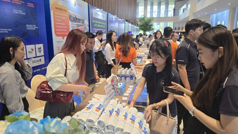 Đại biểu tham quan khu trưng bày, giới thiệu tiềm năng phát triển ngành logistics thành phố Đà Nẵng.