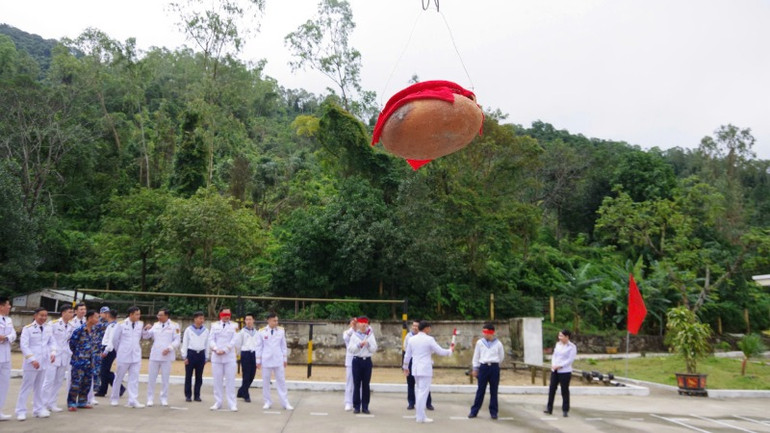 Trò chơi bịt mắt đập niêu tại Trung đoàn 351.