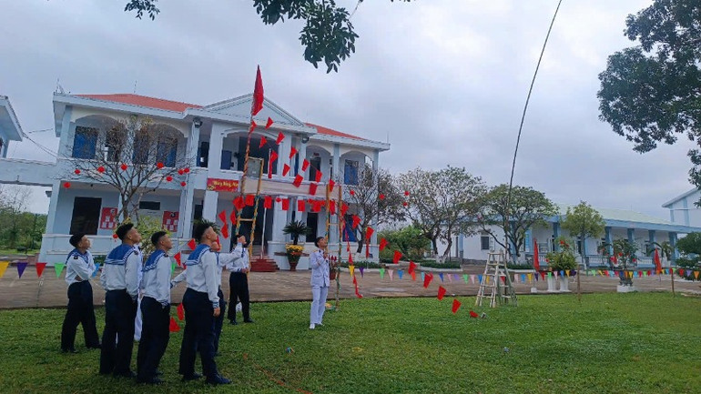 Cán bộ chiến sĩ Trung tâm Bảo đảm Kỹ thuật với trò chơi ném còn.