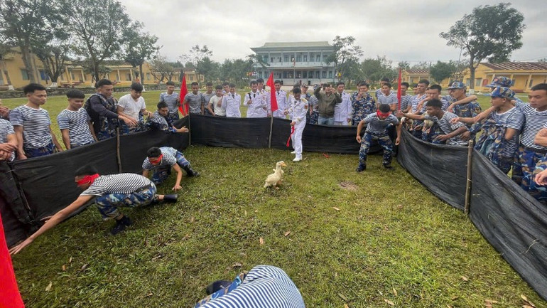 Các cán bộ, chiến sĩ Tiểu đoàn 355 vui vẻ trong trò chơi bịt mắt bắt vịt.