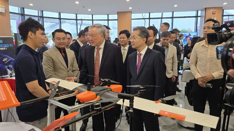 Phó Thủ tướng Nguyễn Hòa Bình cùng các địa biểu tham quan các gian hàng triển lãm tại Khu công nghệ thông tin tập trung Công viên phần mềm Đà Nẵng số 2.