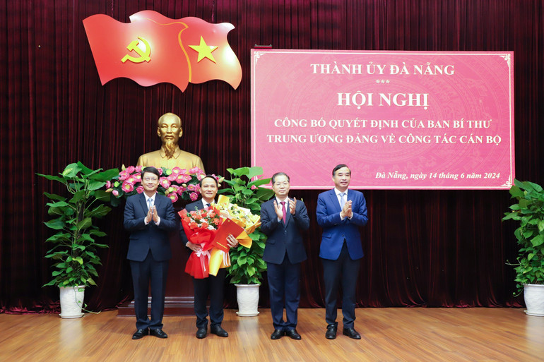 Lãnh đạo thành phố Đà Nẵng tặng hoa chúc mừng đồng chí Nguyễn Đình Vĩnh.