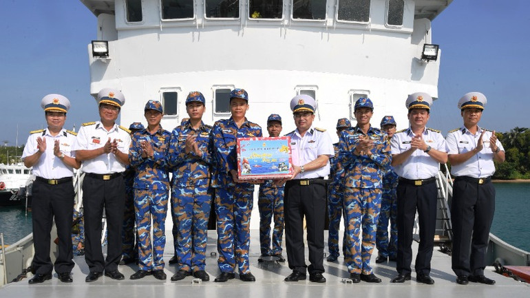 Thủ trưởng Bộ Tư lệnh Vùng 5 Hải quân tặng quà cán bộ, chiến sĩ Tàu 637 trước giờ xuất phát.