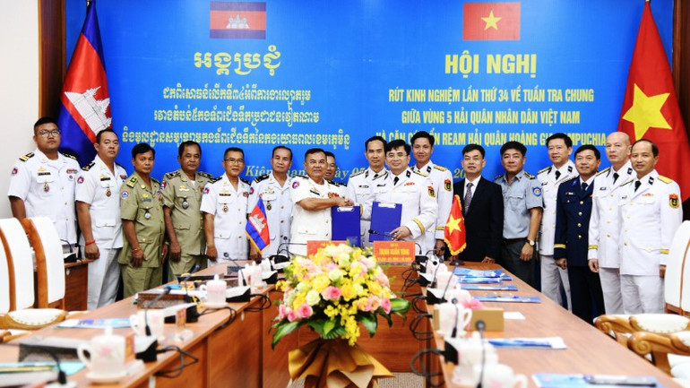 Đại tá Trịnh Xuân Tùng và Phó Đô đốc May Dina trao biên bản ghi nhớ công tác phối hợp tuần tra chung.