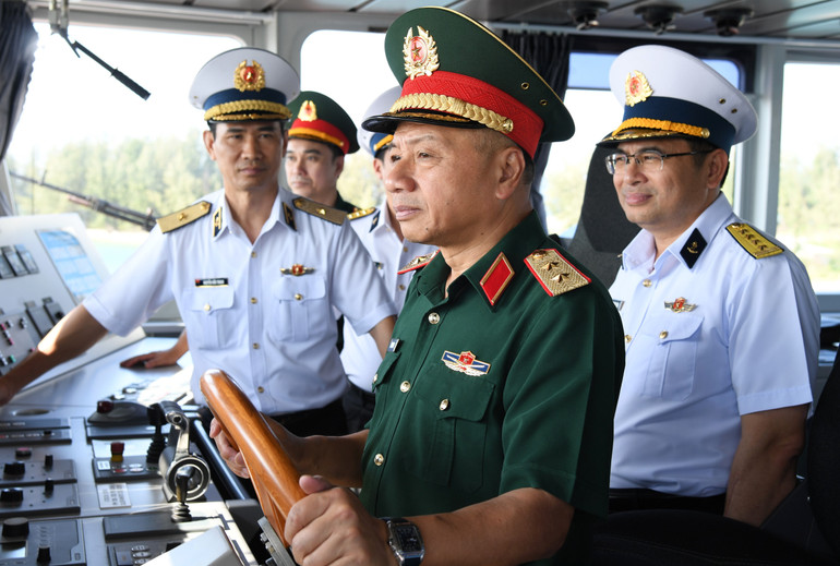 Kiểm tra công tác sẵn sàng chiến đầu tại Tàu 526, Hải đội 512, Lữ đoàn 127, Vùng 5 Hải quân.