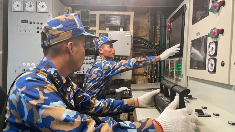 Huấn luyện kỹ năng vận hành máy móc, trang bị kỹ thuật hiện đại. Huấn luyện kỹ năng vận hành máy móc, trang bị kỹ thuật hiện đại.