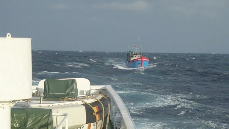 Lai dắt tàu cá ngư dân gặp nạn trên biển về nơi an toàn. Lai dắt tàu cá ngư dân gặp nạn trên biển về nơi an toàn.