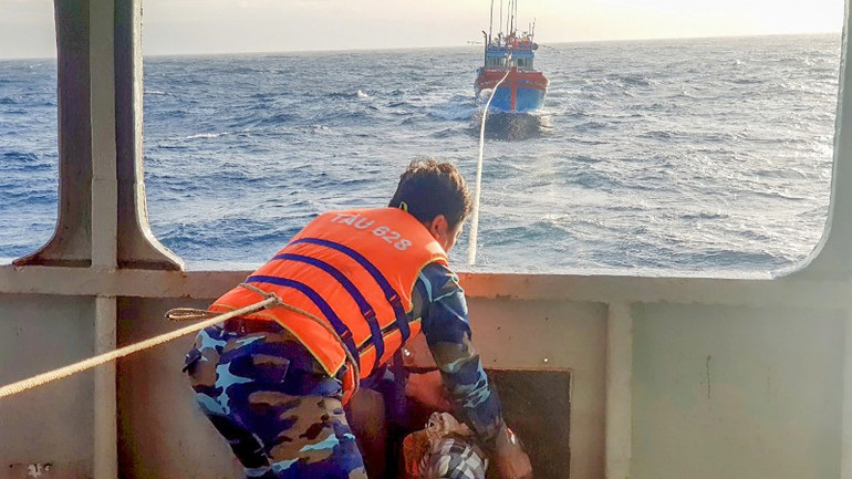 Hỗ trợ tàu cá gặp nạn trên biển. Hỗ trợ tàu cá gặp nạn trên biển.