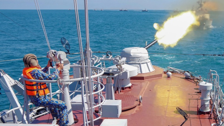 Huấn luyện thực chiến bắn pháo tiêu diệt mục tiêu trên không. Huấn luyện thực chiến bắn pháo tiêu diệt mục tiêu trên không.