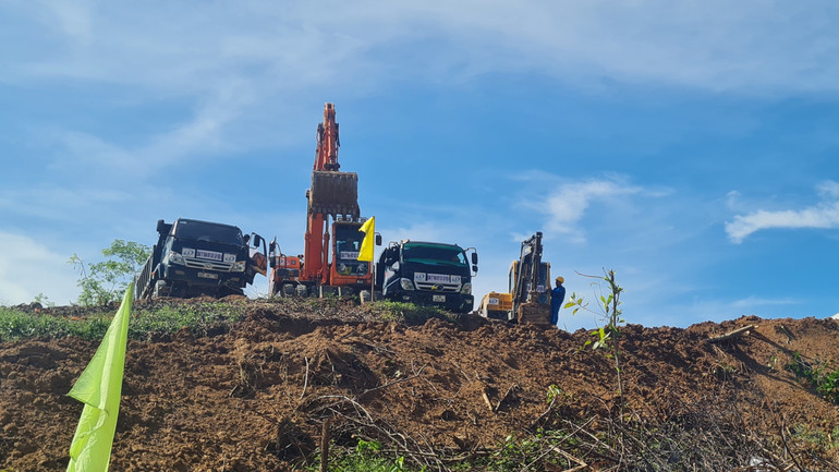 Các đơn vị thi công đưa thiết bị thi công cơ giới lên núi cao để thi công dự án ngay sau lễ triển khai.