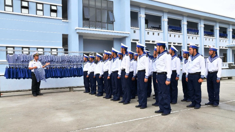 Chiến sĩ mới nghe hướng dẫn cách phơi quần, áo ngay ngắn, gọn gàng.