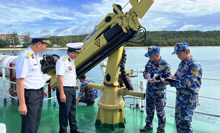 Kiểm tra công tác sơn sửa trên Tàu 924, Hải đội 511, Lữ đoàn 127.