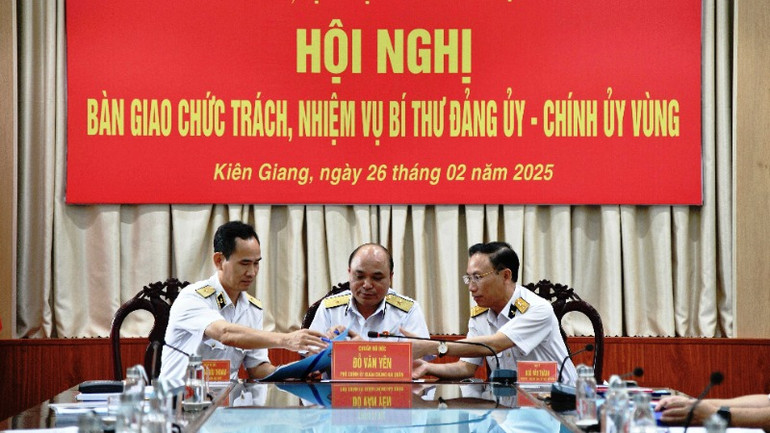 Chuẩn Đô đốc Nguyễn Hữu Thoan và Đại tá Ngô Văn Thành ký biên bản bàn giao.
