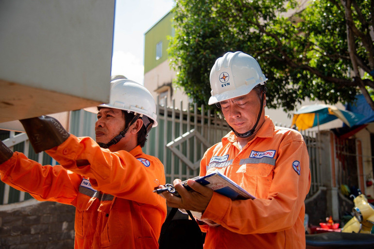Công nhân điện lực miền trung kiểm tra định kỳ công tơ điện tử của khách hàng.