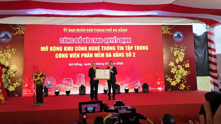 Trao Quyết định mở rộng Khu công nghệ thông tin tập trung Công viên phần mềm Đà Nẵng số 2.