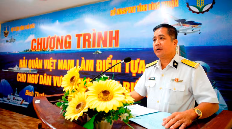 Đại tá Nguyễn Xuân Dũng, Phó Chủ nhiệm Chính trị Vùng 4 Hải quân phát biểu.