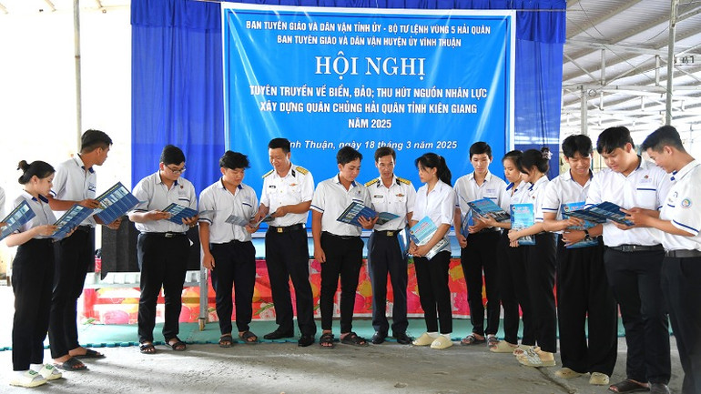 Các em học sinh trường THCS&THPT Vĩnh Bình Bắc, huyện Vĩnh Thuận tìm hiểu những chuyên ngành đào tạo của Học viện Hải quân.