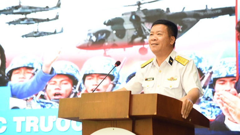 Đại tá Tăng Ngọc Thạch, Phó Chủ nhiệm Chính trị Vùng 5 Hải quân truyền đạt nội dung bảo vệ chủ quyền biển, đảo của Tổ quốc