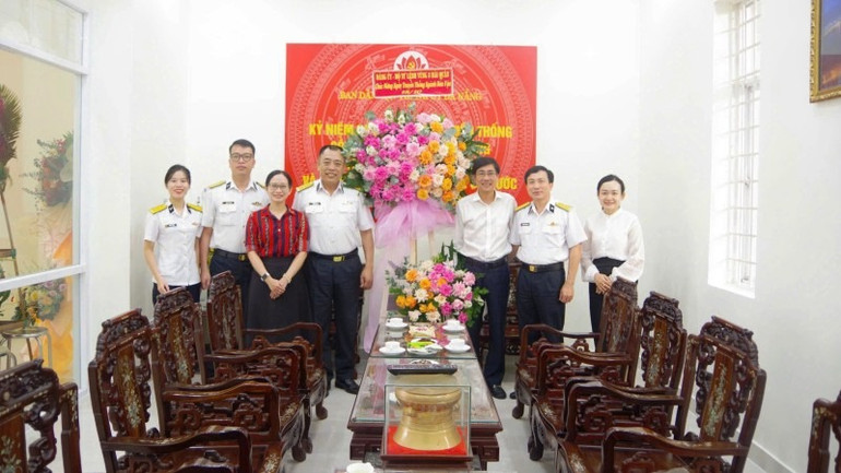 Lãnh đạo Bộ Tư lệnh Vùng 3 Hải quân tặng hoa chúc mừng Ban Dân vận Thành ủy Đà Nẵng
