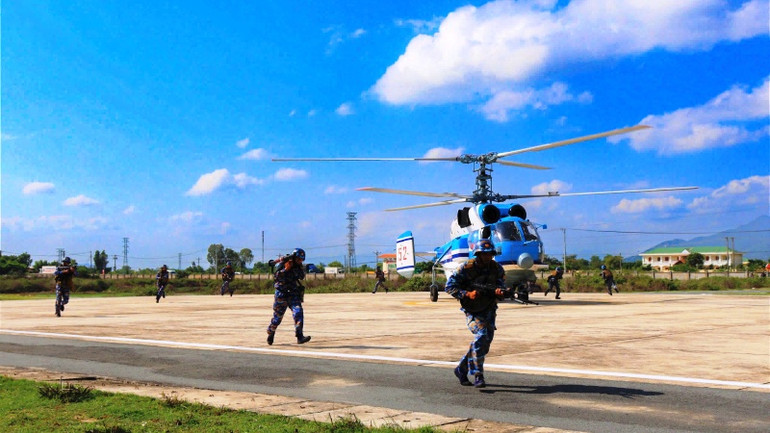 Bộ đội Lữ đoàn 101 đổ bộ từ trực thăng và triển khai đội hình tác chiến.