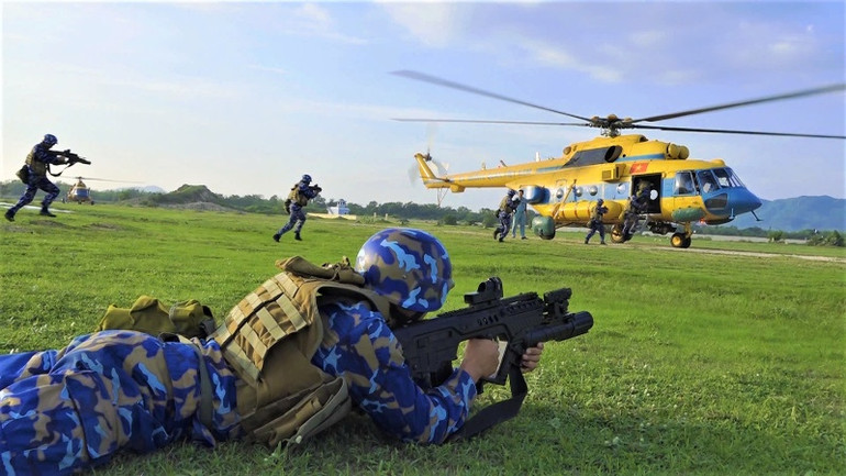 Bộ đội Lữ đoàn 101Hải quân cơ động lên máy bay của Trung đoàn 917, Sư đoàn 370