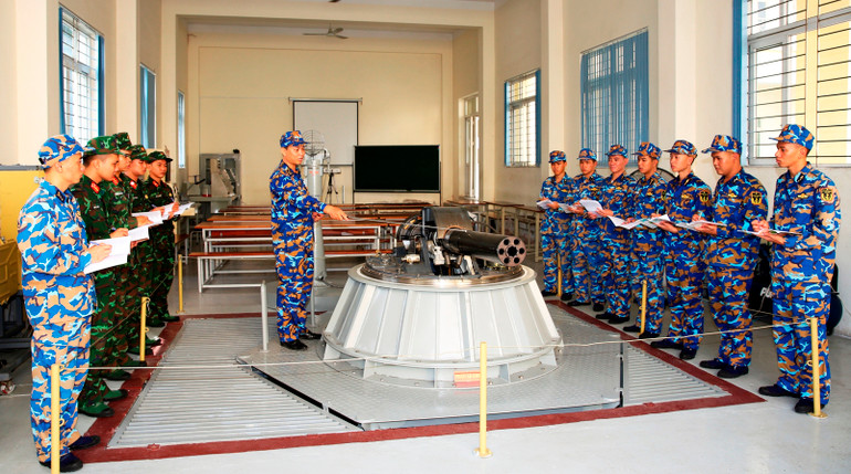 Giới thiệu tính năng, kỹ chiến thuật của pháo AK-630 tại trường Cao đẳng Kỹ thuật Hải quân.