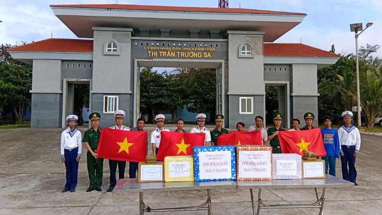 Các đơn vị trên đảo Trường Sa chung vui năm mới.