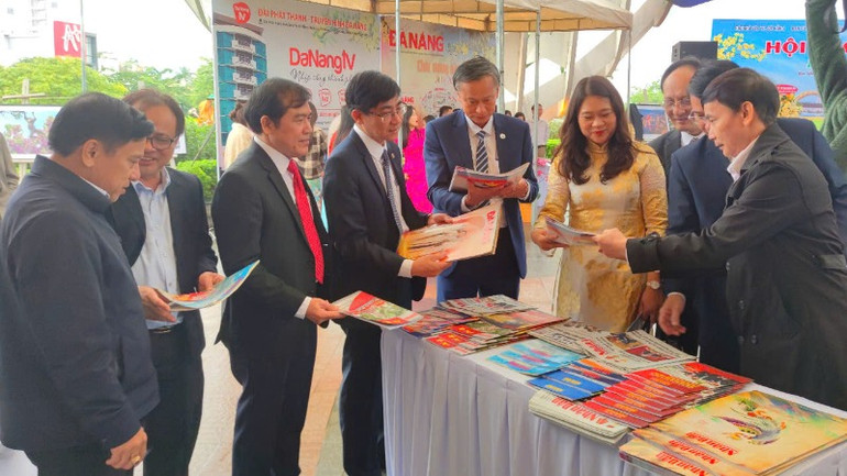 Lãnh đạo thành phố Đà Nẵng và các đại biểu tham quan gian báo Xuân của Báo Nhân Dân.