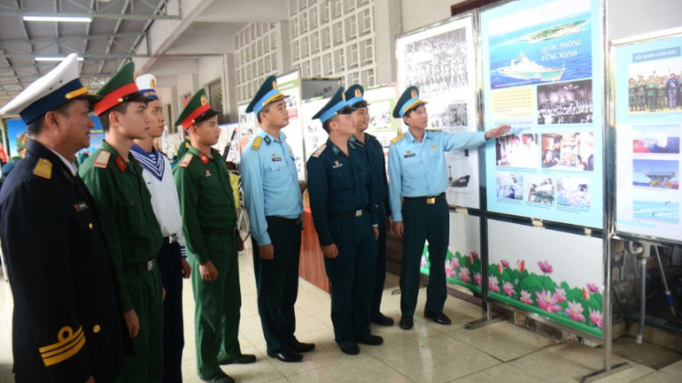 Đại biểu tham quan triển lãm