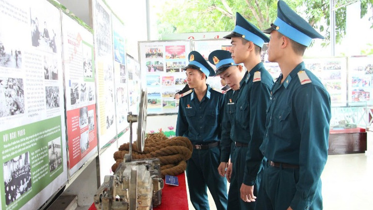 Chiến sĩ trẻ háo hức xem hiện vật chiến tranh tại triển lãm.