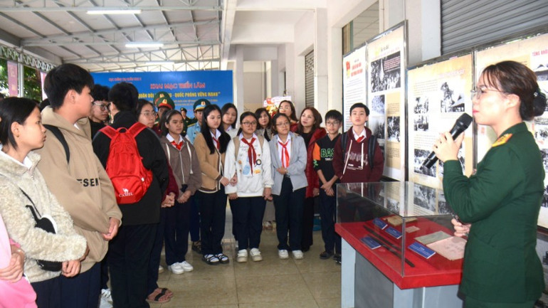 Các em học sinh, sinh viên chăm chú nghe giới thiệu truyền thống anh hùng của Quân đội, của lực lượng vũ trang Quân khu 5.