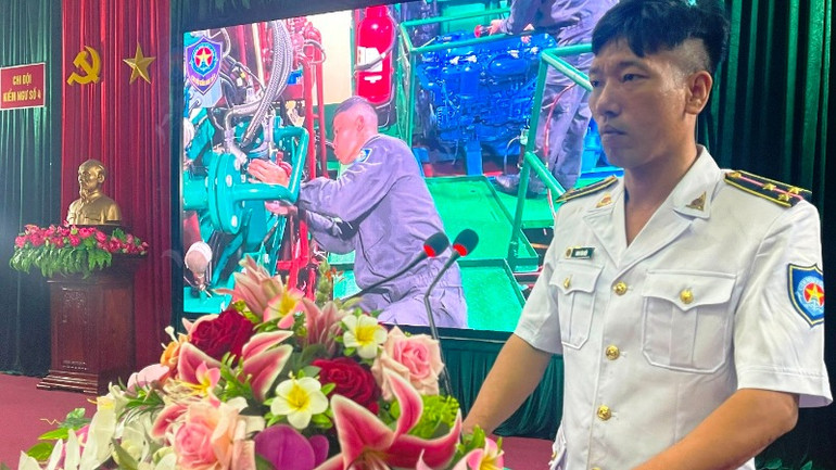 Nhân viên Kiểm ngư chia sẻ kinh nghiệm công tác.