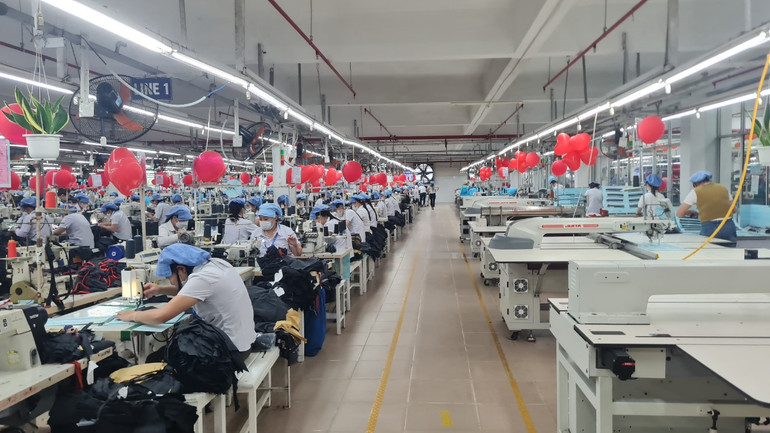 Hàng nghìn công nhân Công ty Dệt-May 29/3 tích cực lao động ngay từ những ngày đầu năm mới.