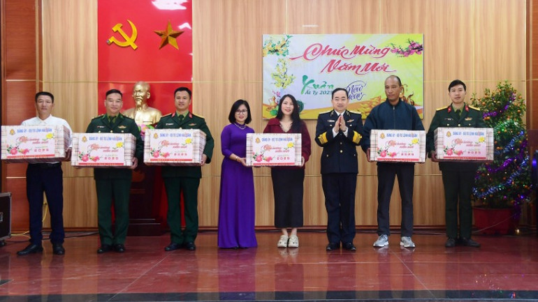 Tư lệnh Hải quân Trần Thanh Nghiêm tặng quà nhân dân và các lực lượng trên đảo Trần