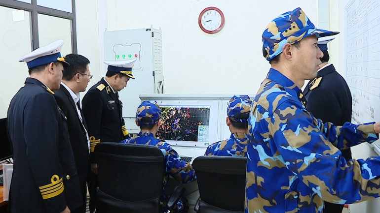 Tư lệnh Hải quân và đoàn công tác kiểm tra kíp trực chiến đấu của Trạm ra đa 480