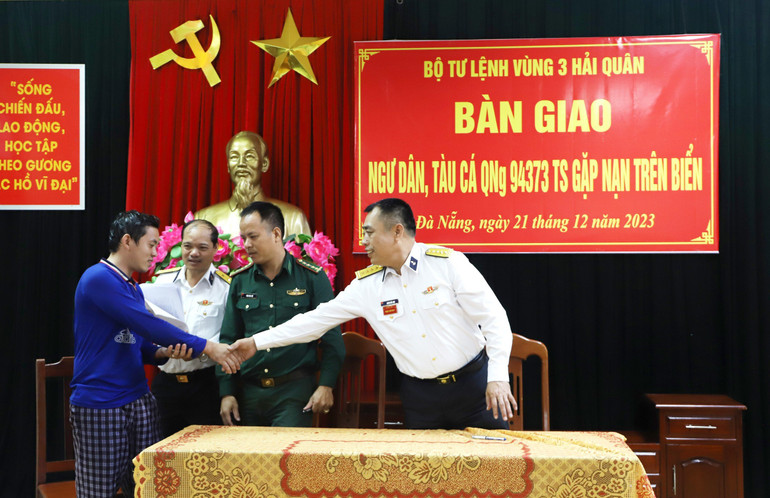 Đại tá Đoàn Bảo Anh, Phó Tư lệnh Vùng 3 Hải quân bắt tay động viên thuyền trưởng tàu cá trong buổi bàn giao. Đại tá Đoàn Bảo Anh, Phó Tư lệnh Vùng 3 Hải quân bắt tay động viên thuyền trưởng tàu cá trong buổi bàn giao.