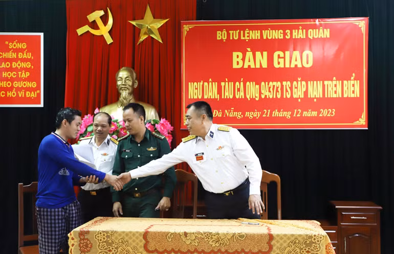 Đại tá Đoàn Bảo Anh, Phó Tư lệnh Vùng 3 Hải quân bắt tay động viên thuyền trưởng tàu cá trong buổi bàn giao.