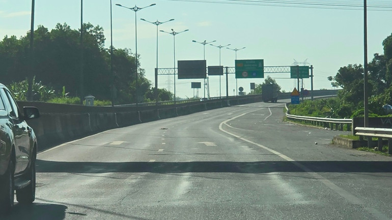 Hằn lún vệt bánh xe tại sống trâu nguy hiểm ngay lối vào cao tốc từ phía bắc.